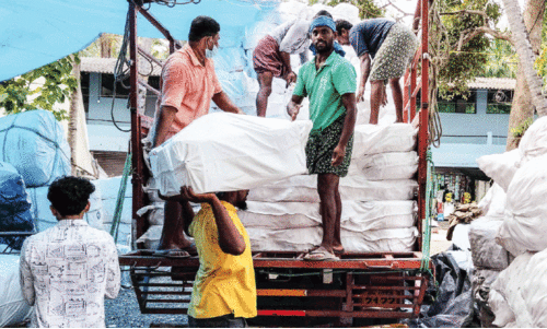 ചു​മ​ട്ടു​തൊ​ഴി​ലാ​ളി​ക​ൾ