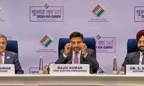 ആറു സംസ്ഥാനങ്ങളിലെ ആഭ്യന്തര സെക്രട്ടറിമാരെയും പശ്ചിമ ബംഗാൾ ഡി.ജി.പിയെയും  നീക്കി തെരഞ്ഞെടുപ്പ് കമീഷൻ; കമീഷനെ ബി.ജെ.പി വിലക്കു വാങ്ങിയെന്ന് തൃണമൂൽ കോൺഗ്രസ്