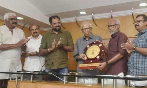 പത്ര പ്രവർത്തകർ സമൂഹവുമായി നല്ല ബന്ധമുള്ളവരാകണമെന്ന് പ്രഫ.എം.കെ സാനു