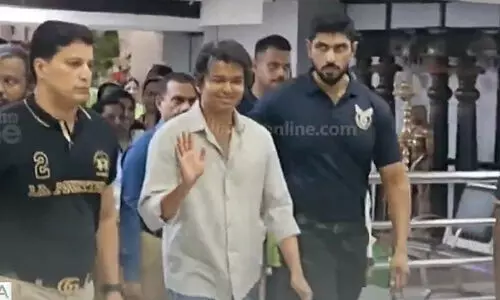 തിരുവനന്തപുരത്ത് ദളപതി വിജയ്ക്ക് ഗംഭീര സ്വീകരണം നൽകി ആരാധകർ - വിഡിയോ