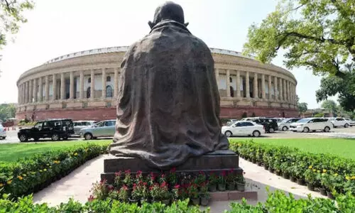 പാർലമെന്‍റി​ലെ ഗാ​ന്ധി പ്ര​തി​മ വീ​ണ്ടും മാ​റ്റു​ന്നു