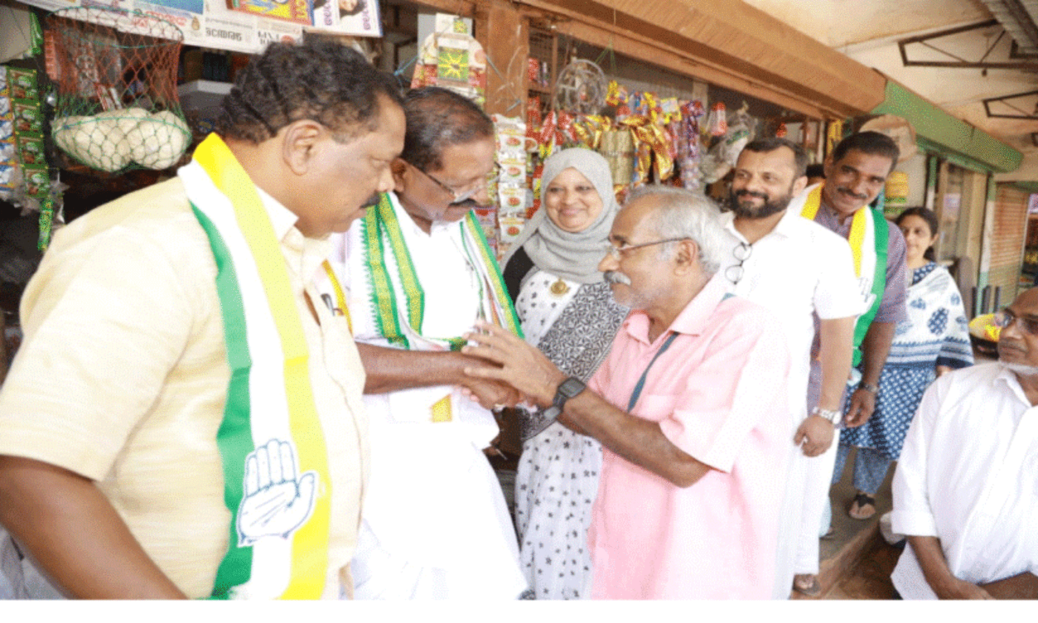 റോഡ്​ ഷോയുമായി ഉണ്ണിത്താൻ; അപകടസ്ഥലം സന്ദർശിച്ച്​ ബാലകൃഷ്​ണൻ