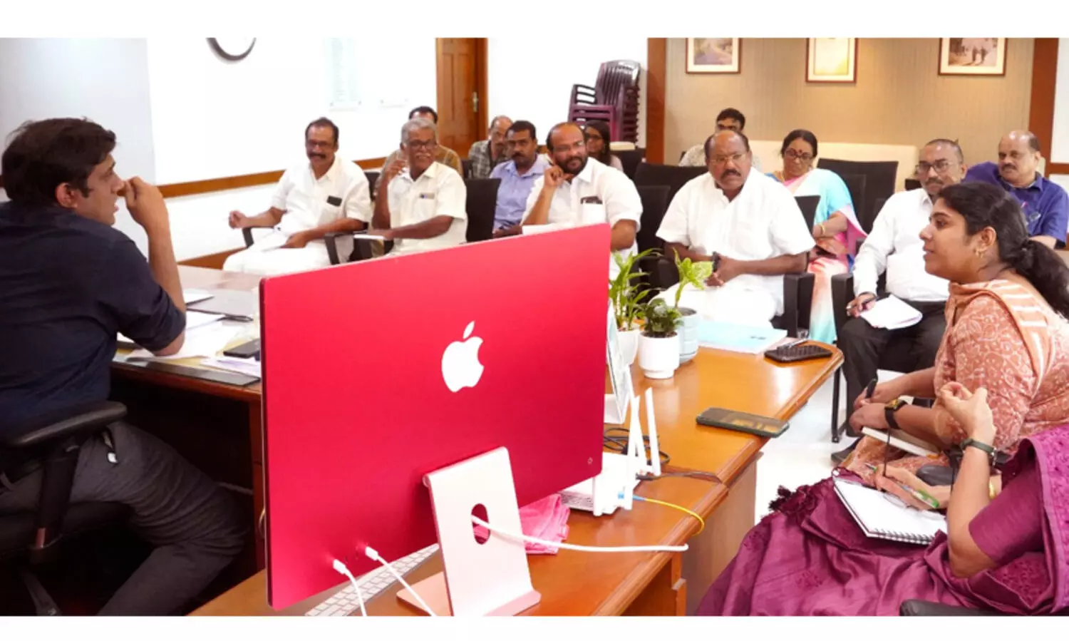 സുഗമവും നീതിയുക്തവുമായ തിരഞ്ഞെടുപ്പിന് എല്ലാ രാഷ്ട്രീയ പാര്‍ട്ടികളുടെയും സഹകരണം വേണമെന്ന് കലക്ടര്‍