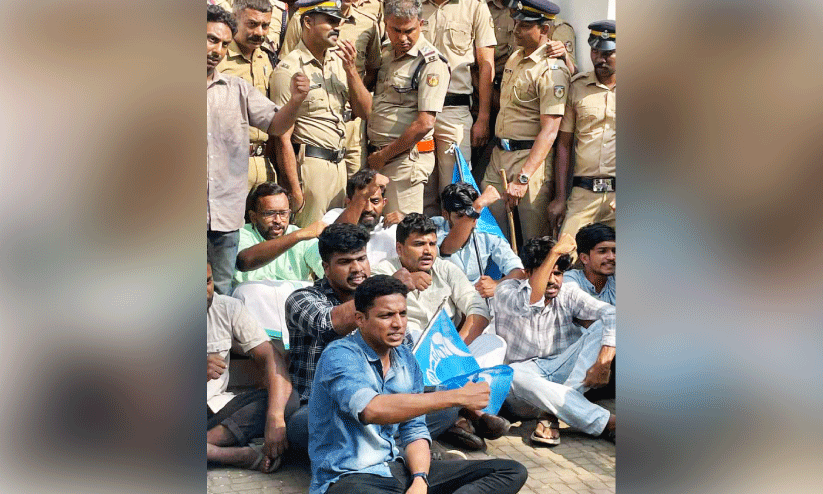 പരീക്ഷ എഴുതാത്ത വിദ്യാർഥിനിയെ വിജയിപ്പിച്ചെന്ന് ആരോപണം; ഉപരോധവുമായി കെ.എസ്.യു