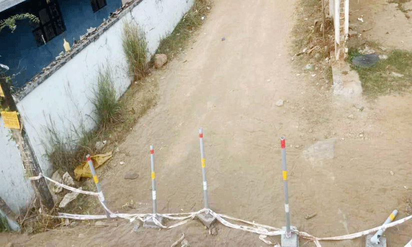 സർവിസ് റോഡ് പണി തീർക്കാതെ വഴിയടച്ച് ദേശീയപാത നിർമാണം സർവിസ് റോഡ് പണി തീർക്കാതെ വഴിയടച്ച് ദേശീയപാത നിർമാണം