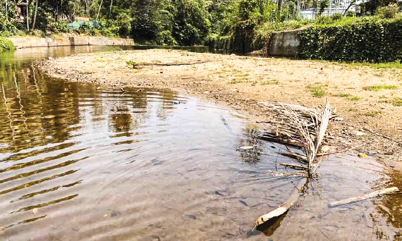 ത​ട​യ​ണ മ​ണ്ണ് മൂ​ടി​യ നി​ല​യി​ൽ