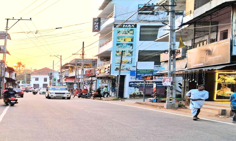 മാള ടൗ​ൺ പോ​സ്റ്റ് ഓ​ഫി​സ് റോ​ഡ്; ടാ​റി​ങ് ന​ട​പ​ടി തെ​ര​ഞ്ഞെ​ടു​പ്പി​ന് ശേ​ഷം