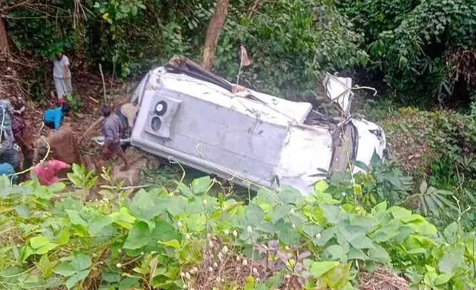 മാങ്കുളത്തിനടുത്ത് ട്രാവലർ കൊക്കയിലേക്ക് മറിഞ്ഞു; കുഞ്ഞടക്കം നാല് മരണം മാങ്കുളത്തിനടുത്ത് ട്രാവലർ കൊക്കയിലേക്ക് മറിഞ്ഞു; കുഞ്ഞടക്കം നാല് മരണം