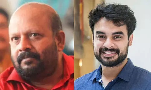 ടൊവിനോക്കൊപ്പമുള്ള ചിത്രം: തെരഞ്ഞെടുപ്പ് ചട്ട ലംഘനത്തിന് വി.എസ് സുനിൽകുമാറിനെതിരെ പരാതി