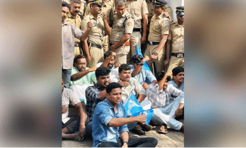 പരീക്ഷ എഴുതാത്ത വിദ്യാർഥിനിയെ വിജയിപ്പിച്ചെന്ന് ആരോപണം; ഉപരോധവുമായി കെ.എസ്.യു