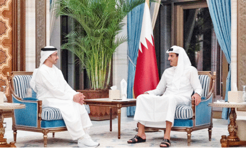 amir meets UAE foriegn minister at lusail palace
