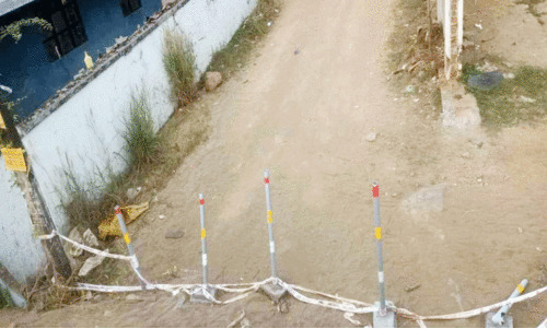 സ​ർ​വി​സ് റോ​ഡ് പ​ണി തീ​ർ​ക്കാ​തെ വ​ഴി​യ​ട​ച്ച് ദേ​ശീ​യപാ​ത നി​ർ​മാ​ണം