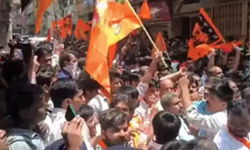 ബംഗളൂരുവിൽ ബാങ്ക് വിളിക്കിടെ ശബ്ദം കൂട്ടി ‘ഹനുമാൻ സ്തോത്രം’; പൊലീസിനെ തടഞ്ഞ ശോഭ കാറന്ത്ലാജെ, തേജസ്വി സൂര്യ എംപി അടക്കമുള്ളവർ കസ്റ്റഡിയിൽ