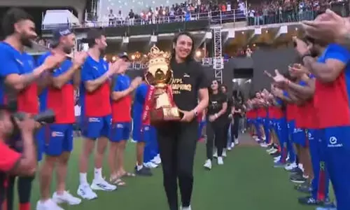 സ്മൃതിക്കും സംഘത്തിനും ചിന്നസ്വാമിയിൽ ഗംഭീര വരവേൽപ്; ഗാർഡ് ഓഫ് ഓണർ നൽകി ആർ.സി.ബി പുരുഷ ടീം