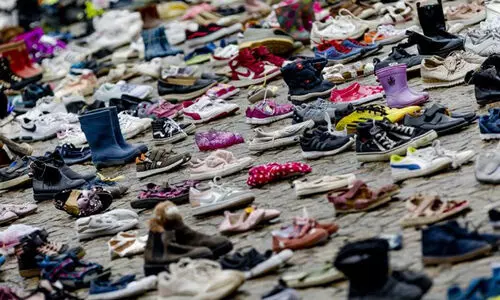 ‘ഈ ഷൂസുകൾ അണിയാൻ പിഞ്ചുകാലുകളില്ല...’; ഗസ്സയിലെ കുരുന്നുകളുടെ ഓർമയിൽ ഡച്ച് നഗരം -Video