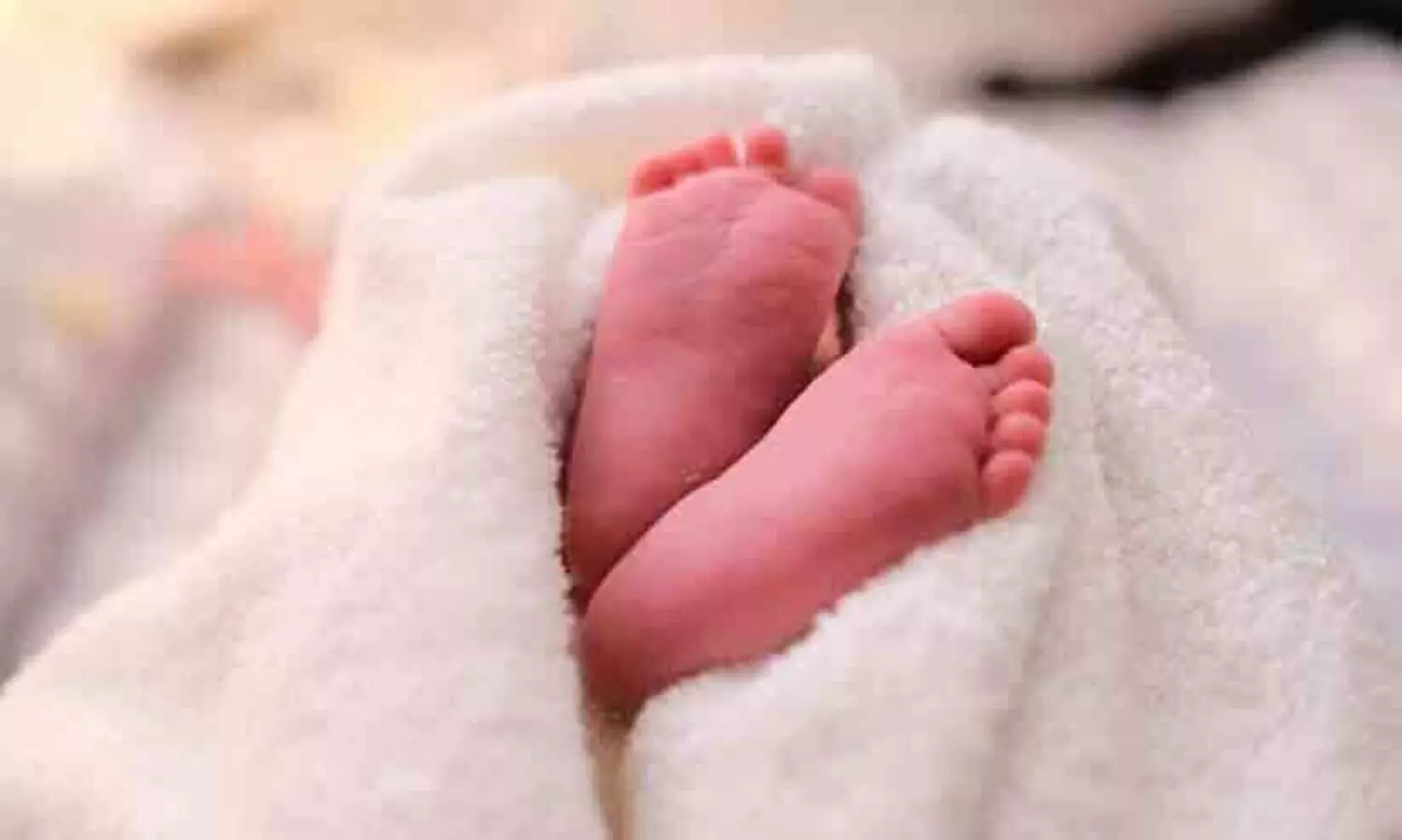 ട്രെയിൻ യാത്രക്കിടെ യുവതിക്ക് പ്രസവ വേദന; ജനറൽ കമ്പാർട്മെന്റ് പ്രസവമുറിയാക്കി മാറ്റി ട്രെയിൻ ജീവനക്കാരും യാത്രക്കാരും