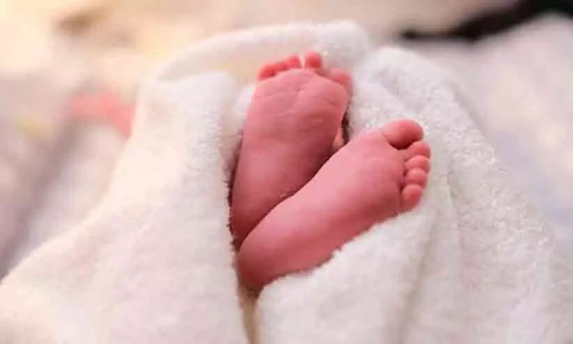 ട്രെയിൻ യാത്രക്കിടെ യുവതിക്ക് പ്രസവ വേദന; ജനറൽ കമ്പാർട്മെന്റ് പ്രസവമുറിയാക്കി മാറ്റി ട്രെയിൻ ജീവനക്കാരും യാത്രക്കാരും ട്രെയിൻ യാത്രക്കിടെ യുവതിക്ക് പ്രസവ വേദന; ജനറൽ കമ്പാർട്മെന്റ് പ്രസവമുറിയാക്കി മാറ്റി ട്രെയിൻ ജീവനക്കാരും യാത്രക്കാരും