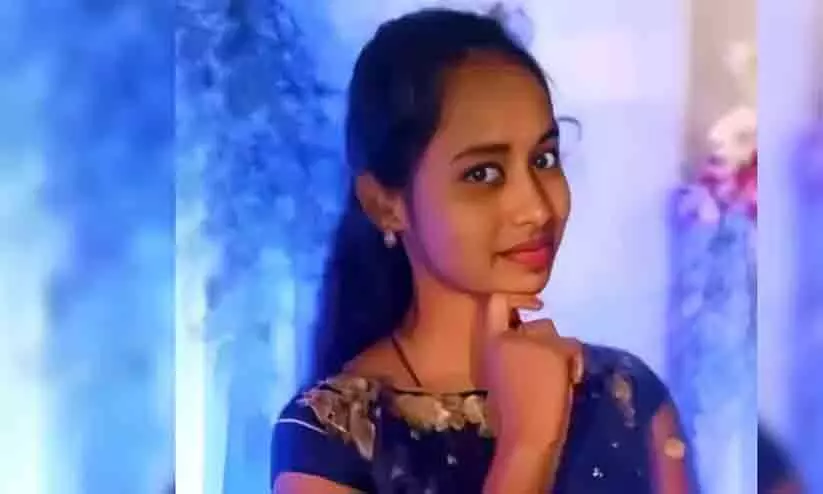 ആൺസുഹൃത്തിനൊപ്പം വീട്ടിൽ കണ്ടു; 19കാരിയായ മകളെ കഴുത്തുഞെരിച്ചു കൊന്ന അമ്മ അറസ്റ്റിൽ ആൺസുഹൃത്തിനൊപ്പം വീട്ടിൽ കണ്ടു; 19കാരിയായ മകളെ കഴുത്തുഞെരിച്ചു കൊന്ന അമ്മ അറസ്റ്റിൽ