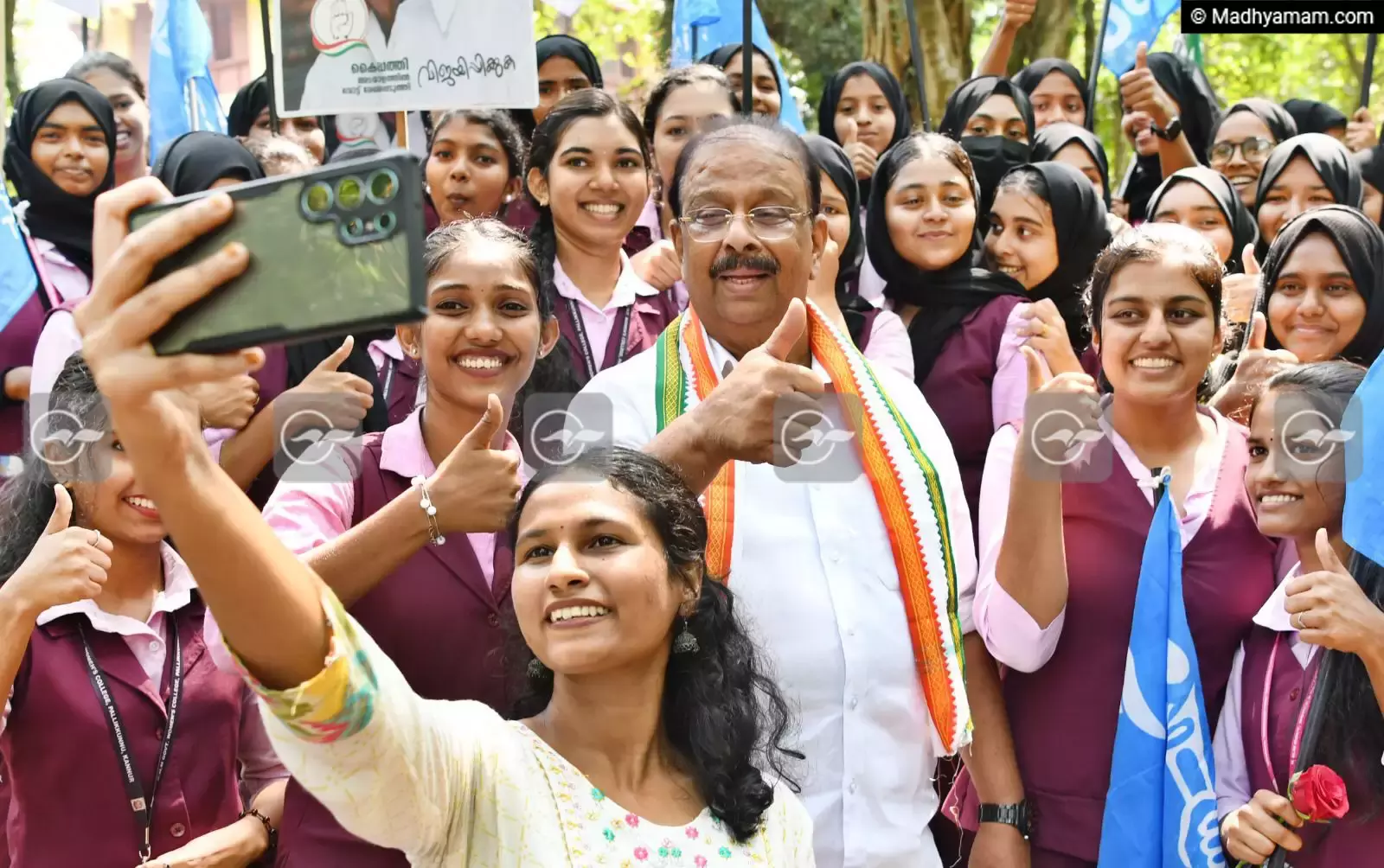 കണ്ണൂർ കൃഷ്ണമേനോൻ സ്മാരക വനിതാ കോളേജിൽ പര്യടനത്തിന് എത്തിയ കണ്ണൂർ മണ്ഡലം യു.ഡി.എഫ് സ്ഥാനാർത്ഥി കെ. സുധാകരനൊപ്പം യൂനിയൻ ചെയർപേഴ്സൺ തീർത്ഥനാരായണന്‍റെ നേതൃത്വത്തിൽ വിദ്യാർത്ഥിനികൾ സെൽഫി എടുക്കുന്നു