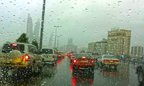 മ​ഴ: വാ​ഹ​ന​മോ​ടി​ക്കു​ന്ന​വ​ർ ജാ​ഗ്ര​ത പു​ല​ർ​ത്ത​ണം