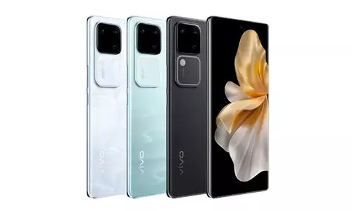 സ്റ്റുഡിയോ മികവിൽ ​ഫോട്ടോയെടുക്കാം; സ്റ്റൈലനായി വിവോ V30 സൗദിയിൽ