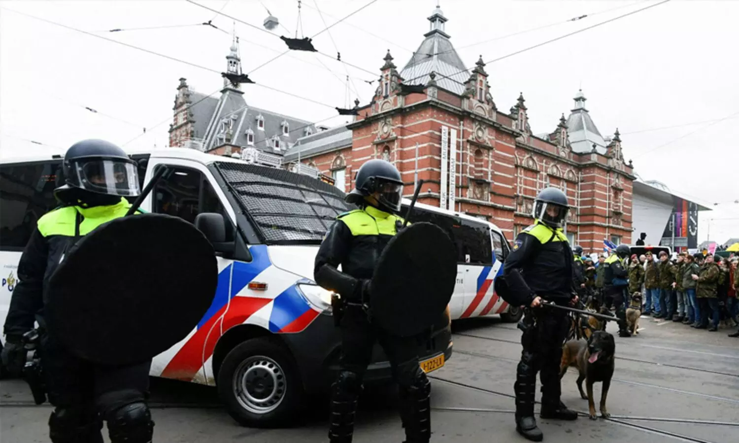 ഹേഗിലെ ഇസ്രാ​യേൽ എംബസിക്ക് നേരെ തീക്കൊളുത്തി എറിഞ്ഞു