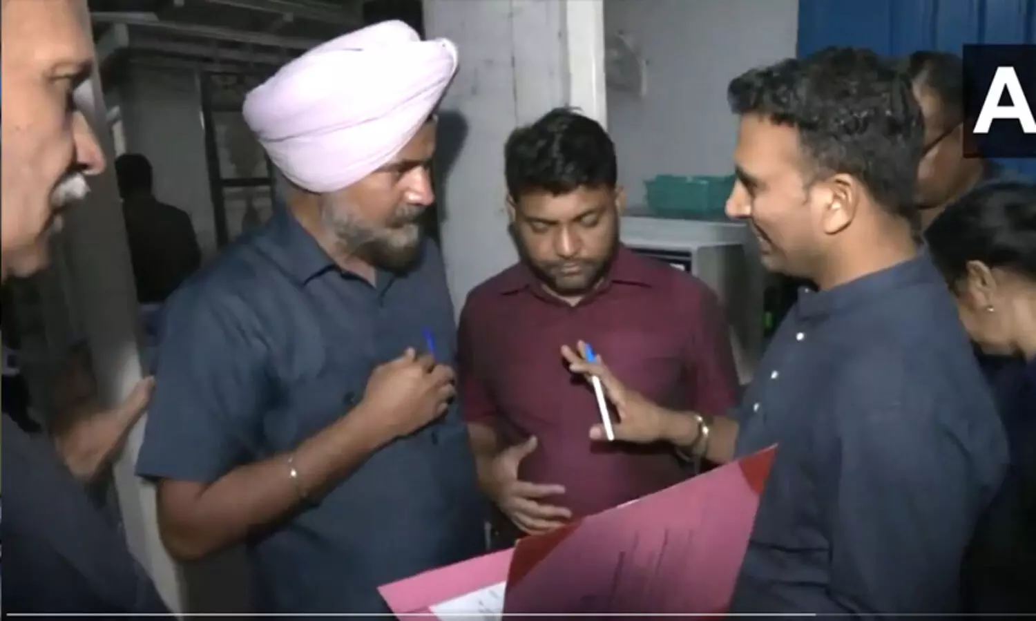 കെജ്രിവാളിനെ ചോദ്യം ചെയ്യാൻ ഇ.ഡി ഉദ്യോഗസ്ഥർ വീട്ടിലെത്തി; അറസ്റ്റ് ചെയ്യുമെന്ന് അഭ്യൂഹം