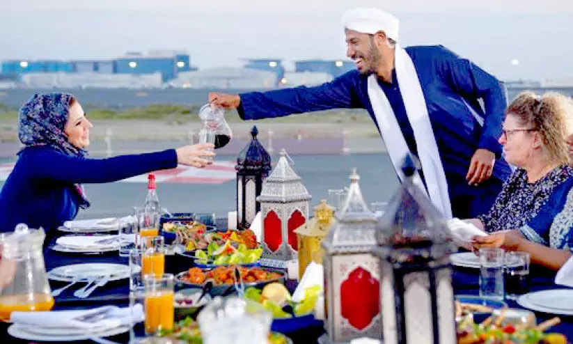 കൗ​തു​കം നി​റ​ച്ച്​ വി​മാ​ന​ത്താ​വ​ള റ​ൺ​വേ​യി​ലെ ഇ​ഫ്താ​ർ