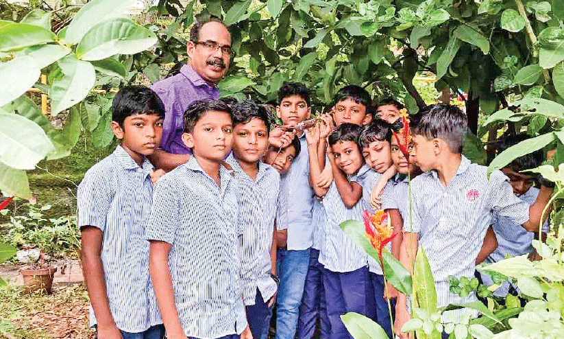 ശി​വ​ശ​ങ്ക​ര​ൻ വി​ദ്യാ​ർ​ഥി​ക​ളോ​ടൊ​പ്പം