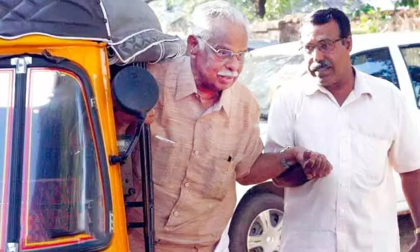 ടി. പത്മനാഭൻ സഹായി രാമചന്ദ്രനൊപ്പം –‘നളിനകാന്തി’യിലെ ഒരു രംഗം