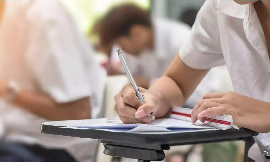 12-ാം ക്ലാസുകാർക്ക് നൽകിയത് 11-ാം ക്ലാസിന്റെ ചോദ്യപേപ്പർ! പരീക്ഷ മൊത്തം മാറ്റിവെക്കേണ്ടിവന്നു...