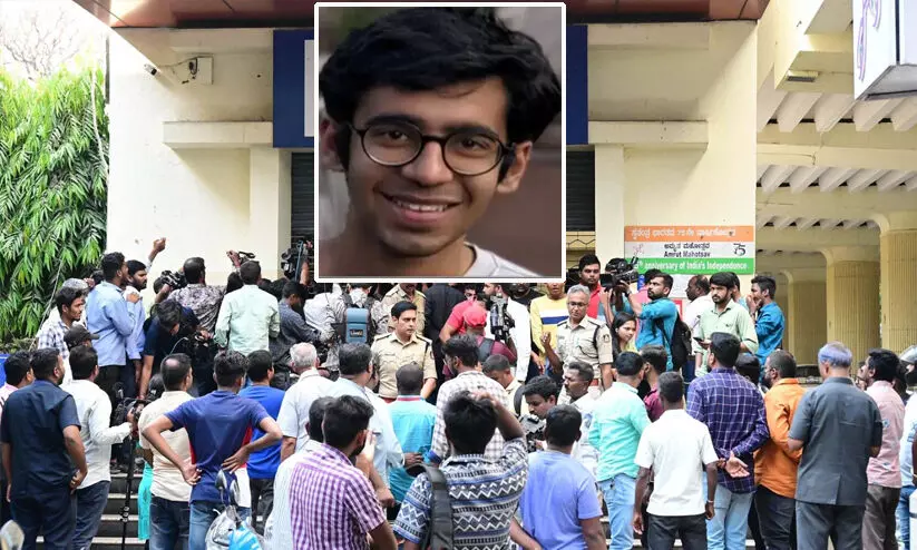 മെട്രോ ട്രെയിനുമുന്നിൽ ചാടി യുവാവ് മരിച്ചു; രണ്ടു മണിക്കൂർ സർവിസ് തടസ്സപ്പെട്ടു മെട്രോ ട്രെയിനുമുന്നിൽ ചാടി യുവാവ് മരിച്ചു; രണ്ടു മണിക്കൂർ സർവിസ് തടസ്സപ്പെട്ടു