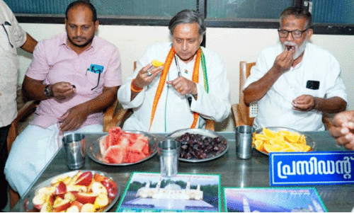 പോരാട്ടച്ചൂടിൽ തിളച്ച് തലസ്ഥാന മണ്ഡലം പോരാട്ടച്ചൂടിൽ തിളച്ച് തലസ്ഥാന മണ്ഡലം