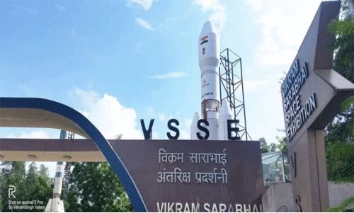 ബഹിരാകാശ ദൗത്യം; എൻ.ഐ.ഐ.എസ്.ടിയും വി.എസ്.എസ്.സിയും ധാരണാപത്രത്തില് ഒപ്പുവെച്ചു ബഹിരാകാശ ദൗത്യം; എൻ.ഐ.ഐ.എസ്.ടിയും വി.എസ്.എസ്.സിയും ധാരണാപത്രത്തില് ഒപ്പുവെച്ചു