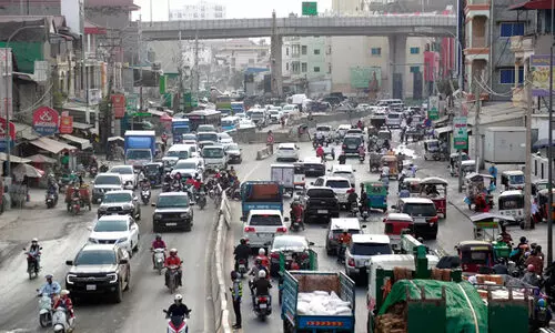 റോഡിൽ ആളുകൾ ഡാൻസ് ചെയ്യുന്നു; മ്യൂസിക്കൽ ഹോണുകൾ നിരോധിച്ച് ഈ രാജ്യം