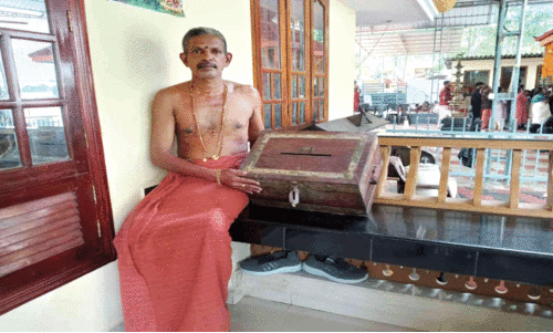 പഴ​യ ബാ​ല​റ്റ്​ പെ​ട്ടി നി​ധി​പോ​ലെ കാത്ത് സു​രേ​ഷ്​