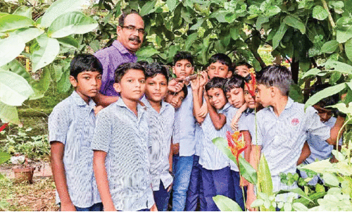 ശി​വ​ശ​ങ്ക​ര​ൻ വി​ദ്യാ​ർ​ഥി​ക​ളോ​ടൊ​പ്പം