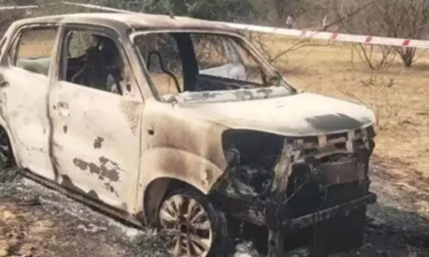 മൂന്നുപേരുടെ മൃതദേഹം കാറിൽ കത്തിക്കരിഞ്ഞ നിലയിൽ