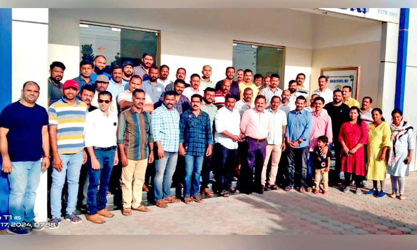 parents protesting against fee hike in Ibri Indian school