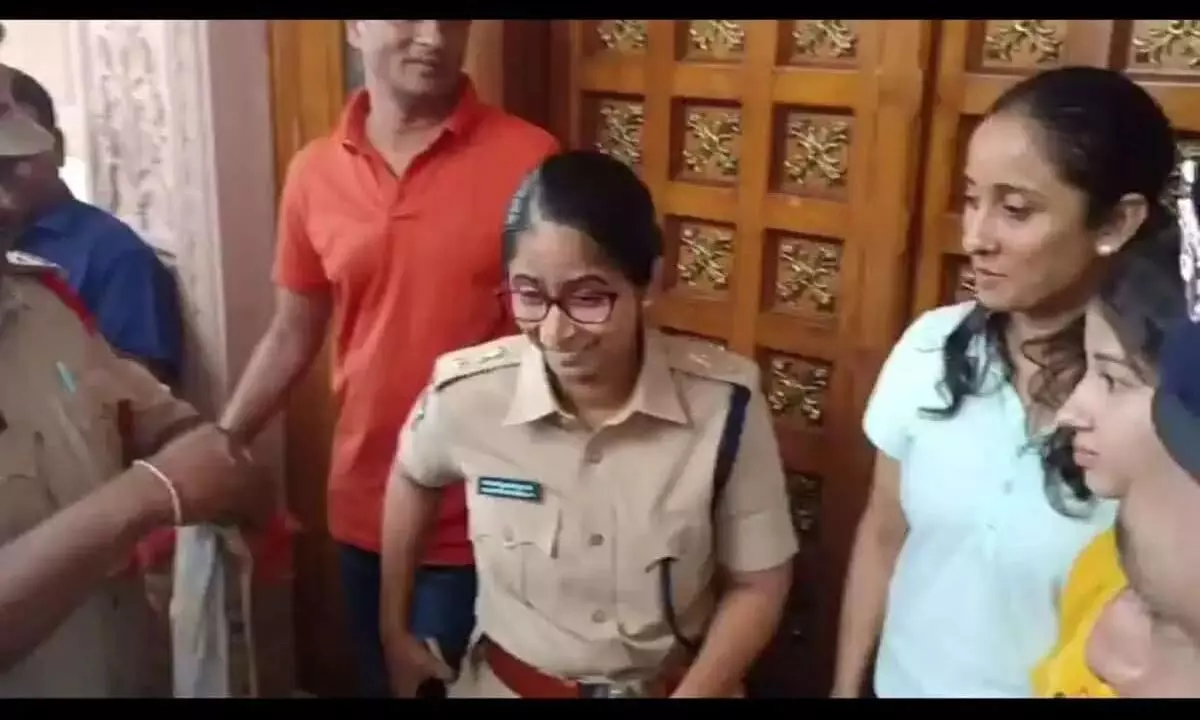 മോഷ്ടാവിനെ അടിച്ചോടിച്ച് താരമായി അമ്മയും മകളും മോഷ്ടാവിനെ അടിച്ചോടിച്ച് താരമായി അമ്മയും മകളും