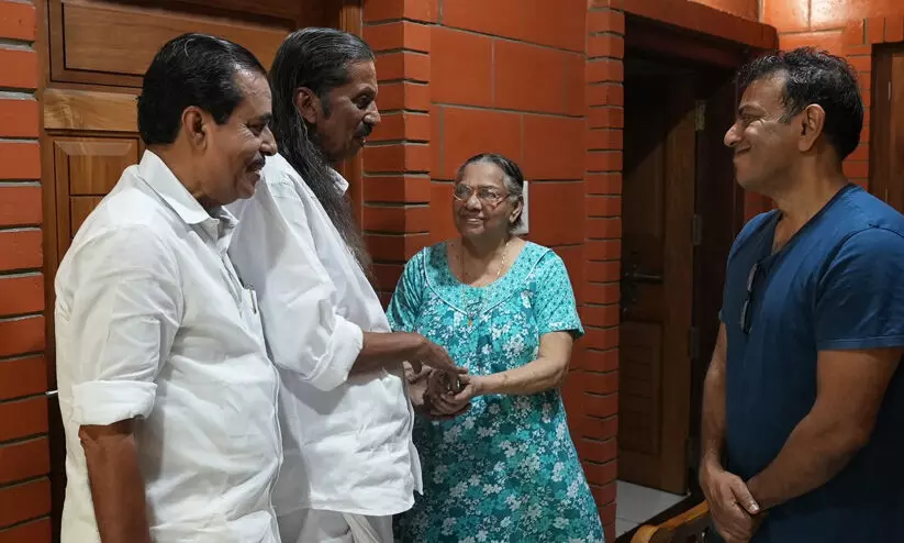 പന്ന്യൻ രവീന്ദ്രൻ മുൻ മുഖ്യമന്ത്രി വി.എസ്. അച്യുതാനന്ദന്റെ വസതി സന്ദർശിച്ചു പന്ന്യൻ രവീന്ദ്രൻ മുൻ മുഖ്യമന്ത്രി വി.എസ്. അച്യുതാനന്ദന്റെ വസതി സന്ദർശിച്ചു