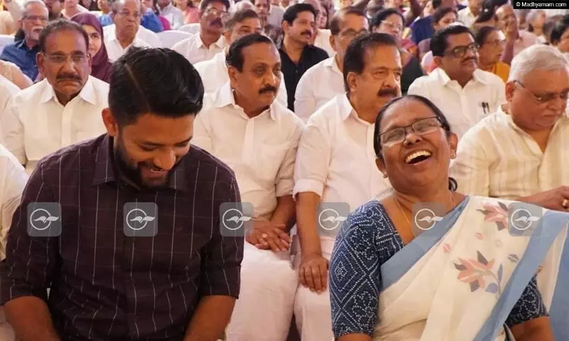 പോരാട്ടച്ചൂടിനിടയിൽ സൗഹൃദം പങ്കിട്ട് ശൈലജയും ഷാഫിയും