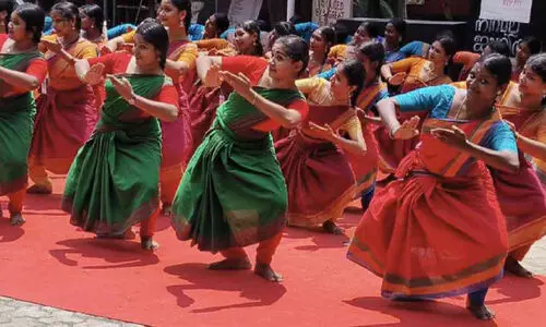 ആ​ർ.​എ​ൽ.​വി രാ​മ​കൃ​ഷ്ണ​ന്  ഐക്യദാർഢ്യവുമായി ചമയങ്ങളില്ലാതെ മോഹിനിയാട്ടം