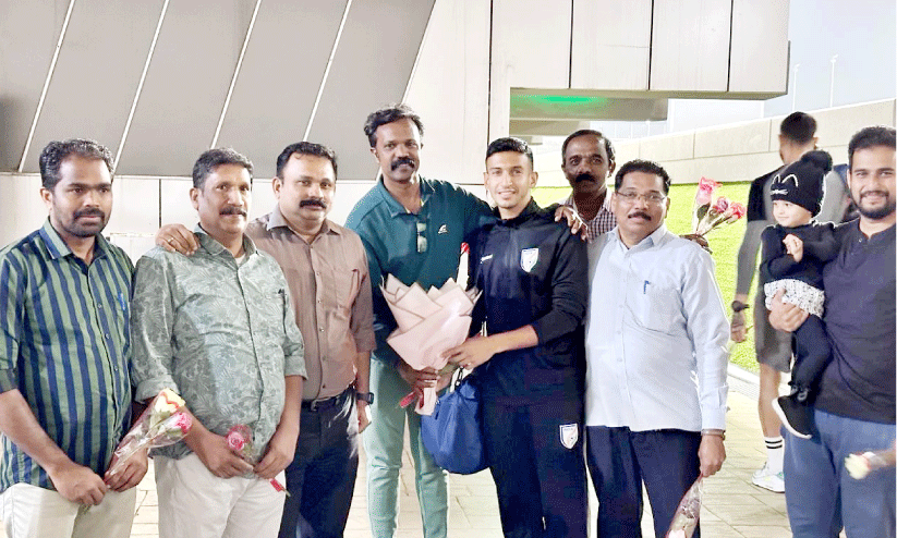 Azeer pravasi group visits Indian football team