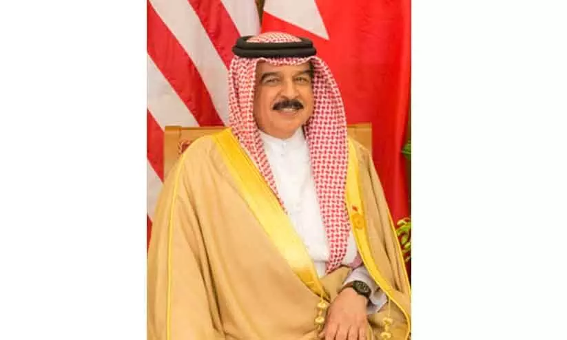 അ​റ​ബ്​ ഉ​ച്ച​കോ​ടി:    യു.​എ.​ഇ    പ്ര​സി​ഡ​ന്‍റി​നു​ള്ള    ഹ​മ​ദ്​ രാ​ജാ​വി​ന്‍റെ    ക​ത്ത്​ കൈ​മാ​റി