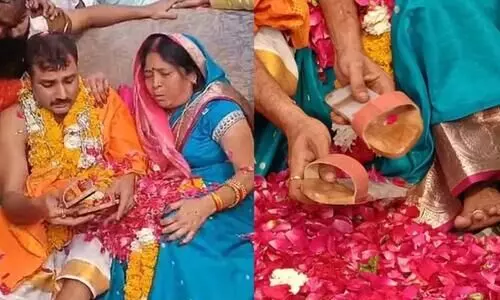 രാമായണത്തിൽ നിന്ന് പ്രചോദനം; സ്വന്തം തൊലി കൊണ്ട് അമ്മയ്ക്ക് ചെരുപ്പ് നിർമ്മിച്ച് നൽകി മകൻ