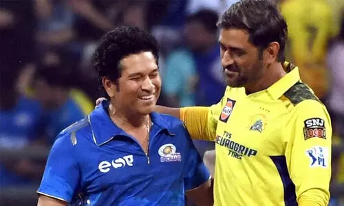 ‘ധോണി തുടക്കകാലത്ത് എന്റെ അടുത്ത് ഇരിക്കാറില്ലായിരുന്നു’; രസകരമായ അനുഭവം പങ്കുവെച്ച് സചിൻ