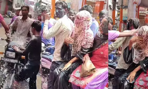 forcefully apply holi colors