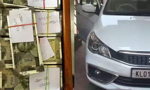 കാറിൽ 500 ന്‍റെ നോട്ടുകെട്ടുകൾ: പൊലീസ് പിടിച്ചെടുത്തത് 10 ലക്ഷം