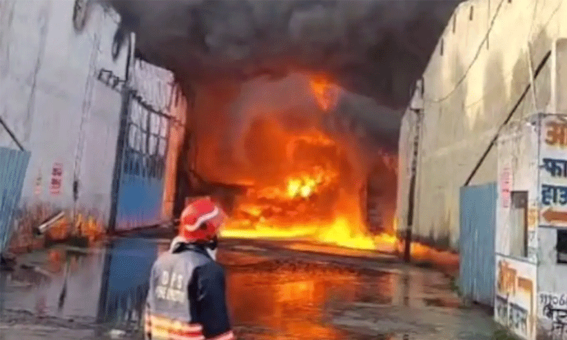 fire in factory at alipur delhi